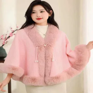 Eleganter rosa Schalumhang mit Kunstpelzbesatz für Damen, Wintermode