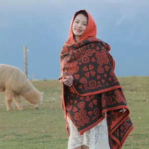 Gestrickter Poncho im Ethno-Stil mit Kapuze und Herz-Kleeblatt-Muster für Reisen