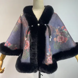 Eleganter Vintage-Umhang mit Blumenmuster, schwarzem Kunstfellbesatz und Perlendetails.