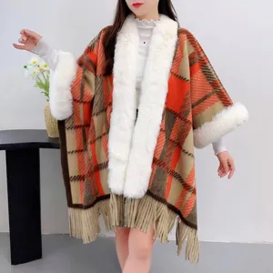 Detailansicht eines eleganten karierten Strickponchos mit weißem Kunstfellkragen