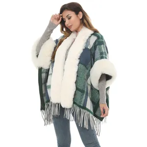 Modisches kariertes Strick-Cape mit weißem Kunstpelzkragen und eleganten Fransen am Saum