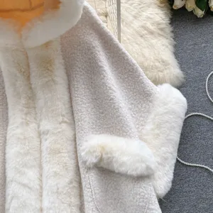 Detailaufnahme eines Winter-Kapuzencapes mit flauschigem Kunstkaninchenfell und Bouclé-Stoff