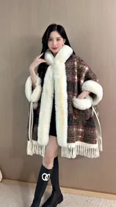 Retro-Kapuzenumhang mit Karomuster, dickem Plüschpelzkragen und Quasten für den Winter.