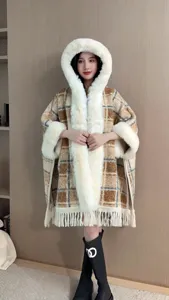 Gemütlicher Winterumhang mit Karomuster, Kunstpelzbesatz und eleganten Quasten.