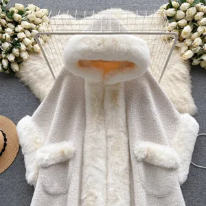 Nahaufnahme des Damen-Kapuzenumhangs aus Fleece mit Kunstpelzbesatz und glitzerndem Seidengarn