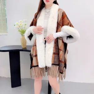 Stilvoller karierter Strickponcho für Damen mit weißem Kunstpelzkragen und Fransen.