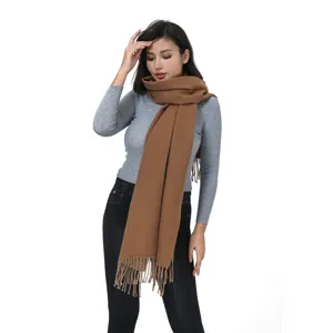 Eleganter kamelfarbener dicker Fransenschal für Damen, warmes Herbst Winter Modeaccessoire