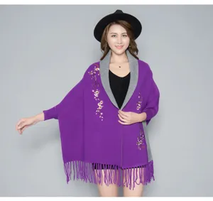 Eleganter lila gestrickter Poncho-Schal mit Ärmeln, Pflaumenblütenstickerei und Fransen
