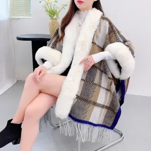 Eleganter gestrickter Karo-Schal mit luxuriösem Kunstfellkragen und Fransenbesatz
