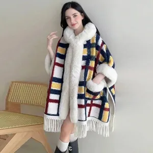 Ganzkörperansicht eines karierten Winterponchos mit weichem Kunstfellbesatz oben