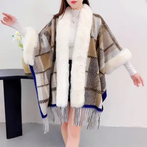 Eleganter Damen Plaid-Strickschal mit weißem Kunstpelzkragen und modischen Fransen-Details.