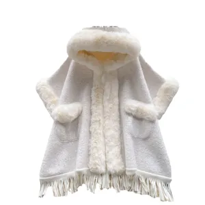 Eleganter weißer Winter-Poncho mit Kapuze, Kunstkaninchenfellkragen und Fransen am Saum.