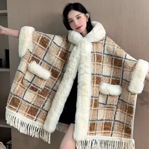 Modischer Winter-Kapuzenponcho mit Karomuster, weißem Kunstfellbesatz und Fransenbesatz