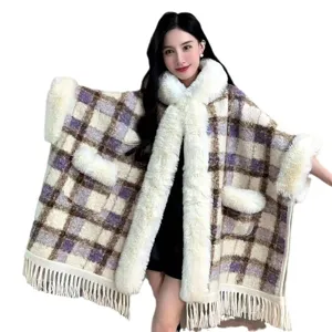 Vintage Winterponcho mit Karomuster, weißem Kunstfellkragen und Fransen für Damen