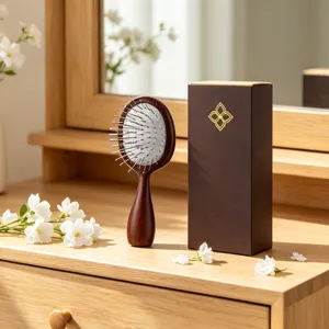 Vue détaillée de la brosse à cheveux en bois avec boîte cadeau et fond de fleurs élégant