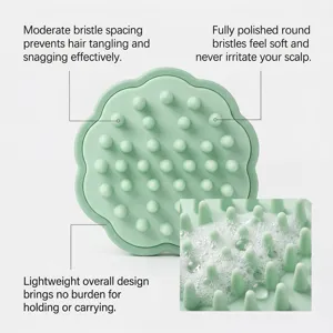 Vista dettagliata della spazzola massaggiante in silicone, setole morbide per cura.