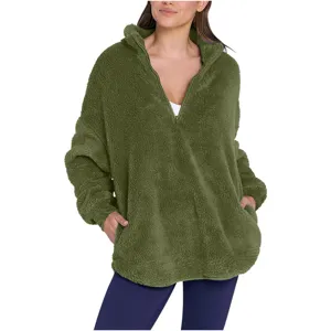 Détail de sweat-shirt en molleton vert olive quart zippé, tissu doux avec poches avant.