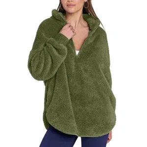 Détail de pull polaire vert, sweat shaggy douillet pour femme avec col zippé montant court.
