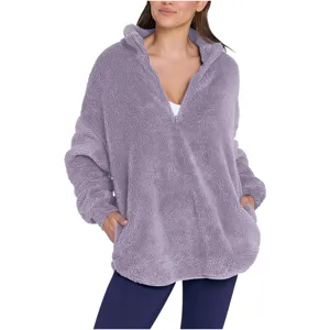 Vue détaillée du sweat-shirt moelleux violet pour femme avec col montant et demi-zip.