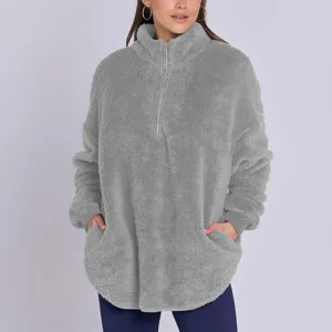 Détail rapproché du sweat-shirt polaire duveteux gris pour femmes avec poches douillettes.