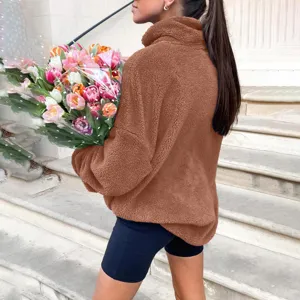Pull en molleton marron vue détaillée, tissu peluche douillet et col montant élégant.