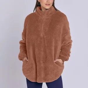 Vue détaillée d'un pull-over douillet en polaire marron avec col zippé pour femme.