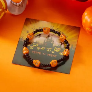 Pulsera de Halloween de cuentas de resina con calaveras naranjas en tarjeta temática