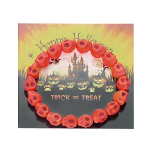Pulsera de Halloween de resina roja con calaveras y tarjeta de papel decorativa