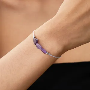Pulsera tejida de amatista natural con tres cristales irregulares y cuentas plata