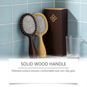 Brosse à cheveux en bois massif avec coussin d'air, surface polie pour un usage quotidien confortable.