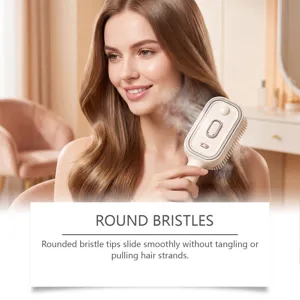 Vue détaillée de la brosse de massage capillaire à brume électrique aux poils lisses.