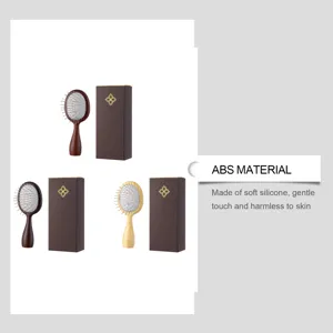 Brosse a cheveux coussin d'air avec manche en bois et picots souples, ideale pour coiffer.