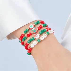 Primo piano di braccialetti natalizi festivi con Babbo Natale e perline con lettere HO HO HO