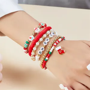 Dettaglio di un set di braccialetti natalizi di perline con ciondoli a forma di Babbo Natale