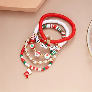 Vista dettagliata dei braccialetti natalizi con perline HO HO HO e ciondoli Babbo Natale