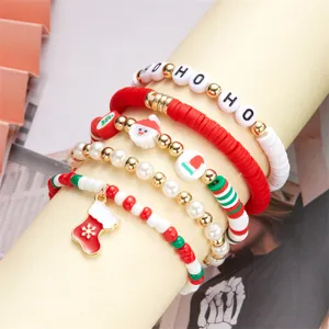 Vista dettagliata del set di 5 braccialetti natalizi con perline e ciondoli.