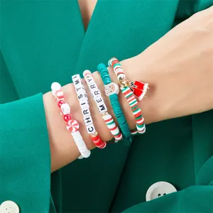 Primo piano di vivaci braccialetti natalizi in pasta polimerica con lettere Merry