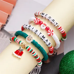 Dettaglio dei braccialetti natalizi con perline heishi, Babbo Natale e ciondoli a campana
