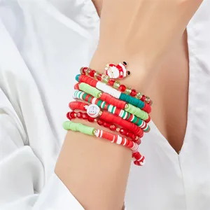 Vista dettagliata del set di braccialetti natalizi in pasta polimerica con ciondolo Babbo Natale