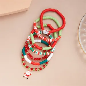 Dettaglio dei braccialetti di Natale impilabili con perle di argilla e ciondolo Babbo Natale
