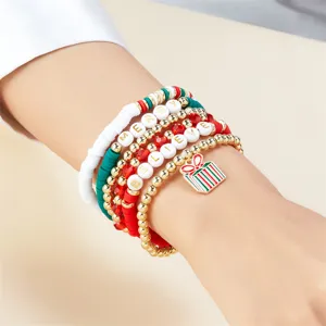 Set di cinque braccialetti di perline a tema natalizio con scritte Merry e Believe