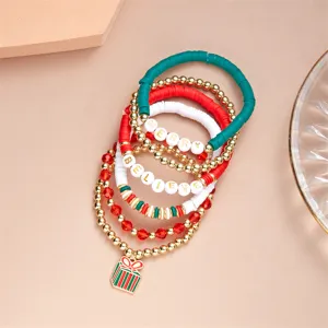 Dettaglio del set di braccialetti natalizi con perle MERRY e BELIEVE in argilla