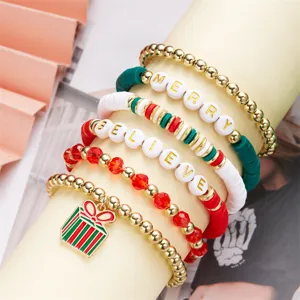 Vista dettagliata di un set di braccialetti natalizi con lettere 'MERRY' e 'BELIEVE'