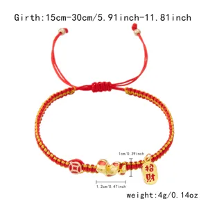 Détail d'un bracelet tressé rouge avec breloque serpent dorée pour 2025