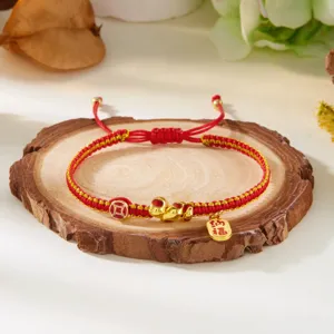 Vue détaillée du bracelet tressé rouge 2025 Année du Serpent avec breloque dorée