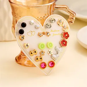 Lot de 12 paires de boucles d'oreilles tendance avec motifs cœur et étoile sur carte