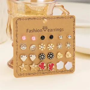 Gros plan d'un lot de 12 paires de boucles d'oreilles clous tendance sur carte.