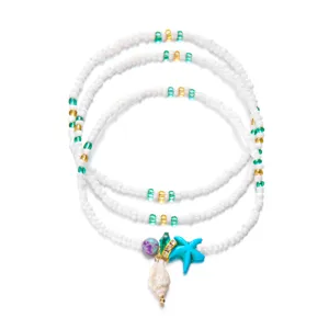 Boho-Fußkettchen mit weißen Perlen, blauem Seestern und Muschelanhänger für den Strand.