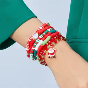 Set di braccialetti natalizi con perline di argilla rosse e verdi e ciondolo Babbo Natale.