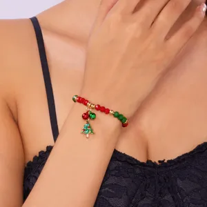Elegante bracciale natalizio in perline di cristallo con ciondoli ad albero su modella